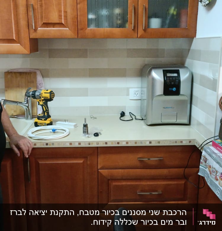 אדם ליד מקדחה, צינור וכלים על השיש